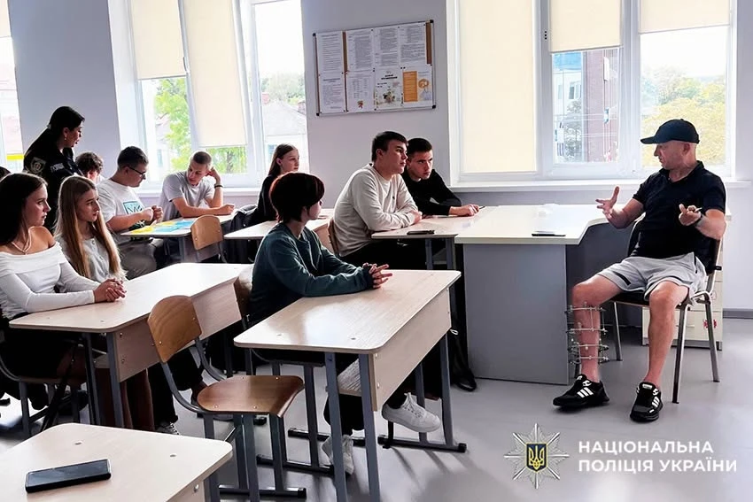 У Славуті освітні офіцери організували зустріч школярів з Героєм «Азовсталі»