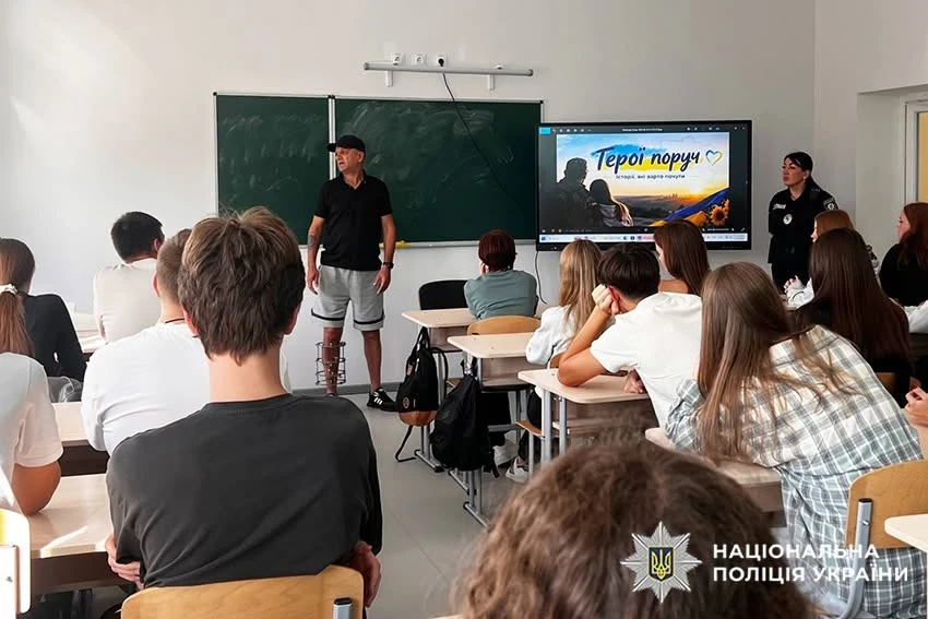 У Славуті освітні офіцери організували зустріч школярів з Героєм «Азовсталі»