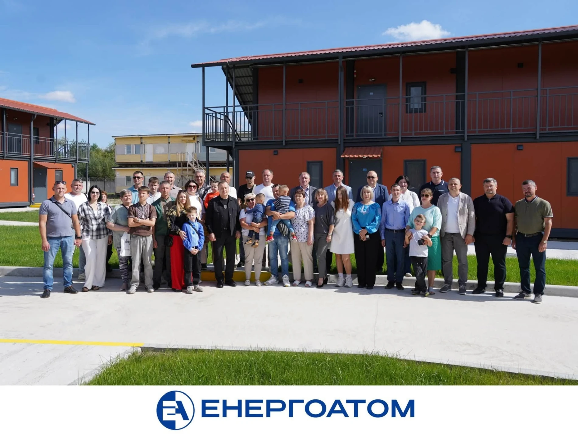 У Нетішині ключі від осель отримали атомники Запорізькоі АЕС