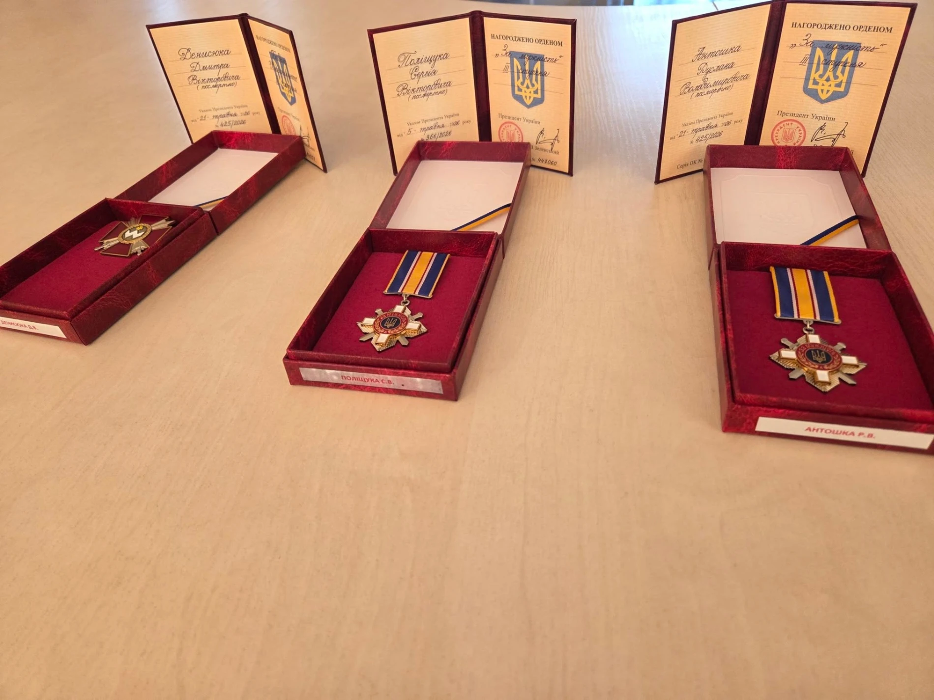 У Славуті рідним полеглих захисників України вручили державні нагороди