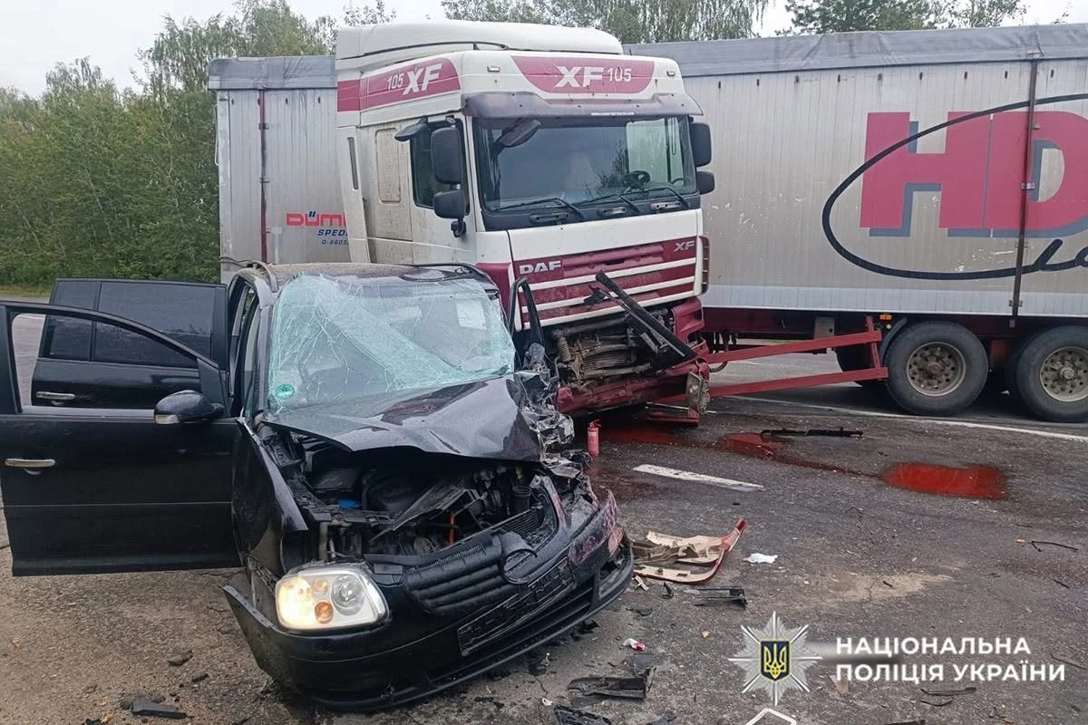 На Шепетівщині зіткнулися «DAF» і «Volkswagen»: водія легковика госпіталізували