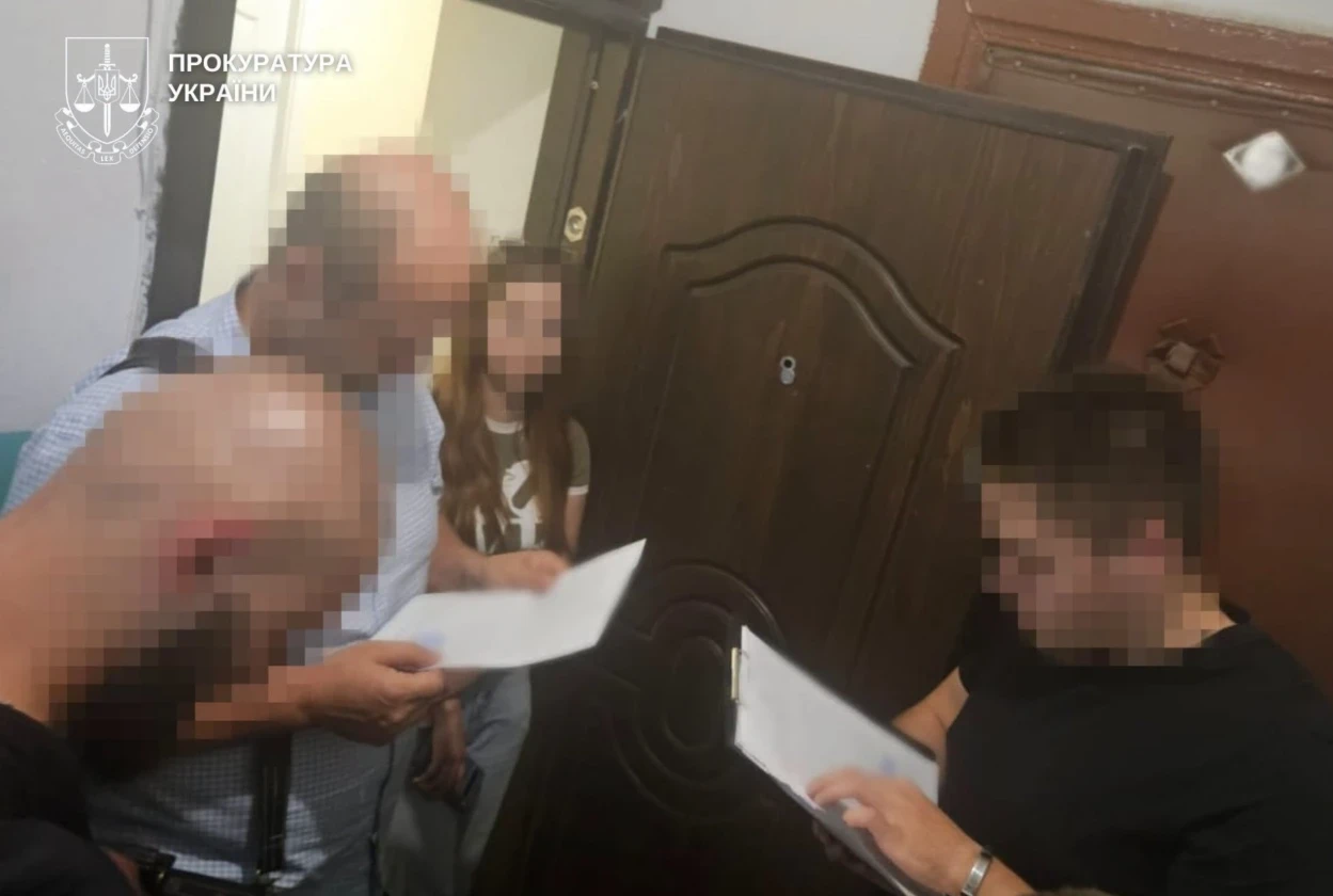 Обіцяла допомогти погасити онлайн-кредити, а натомість оформлювала нові