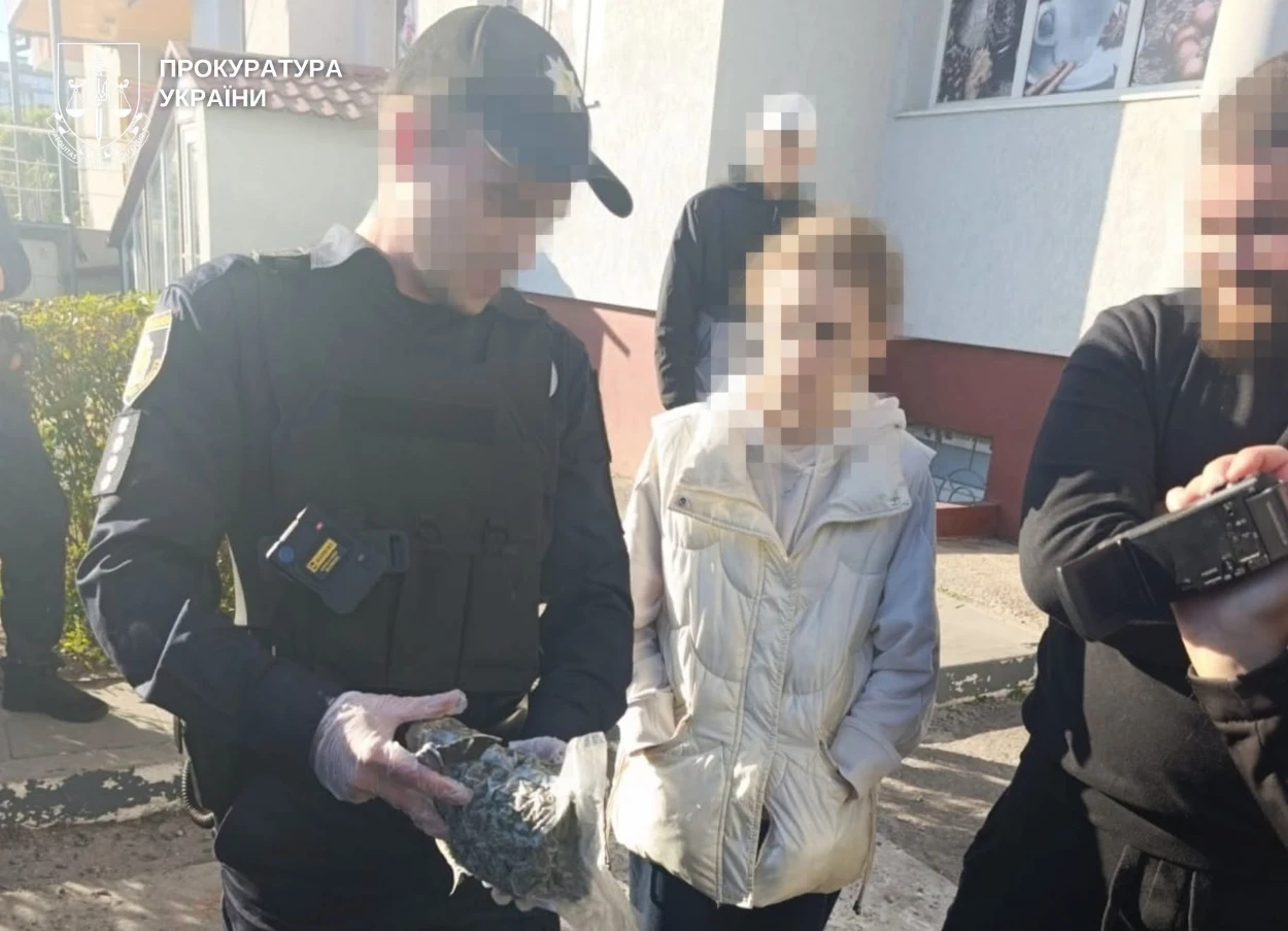 На Шепетівщині поліцейські затримали жінку з півкілограмовим пакунком наркотиків