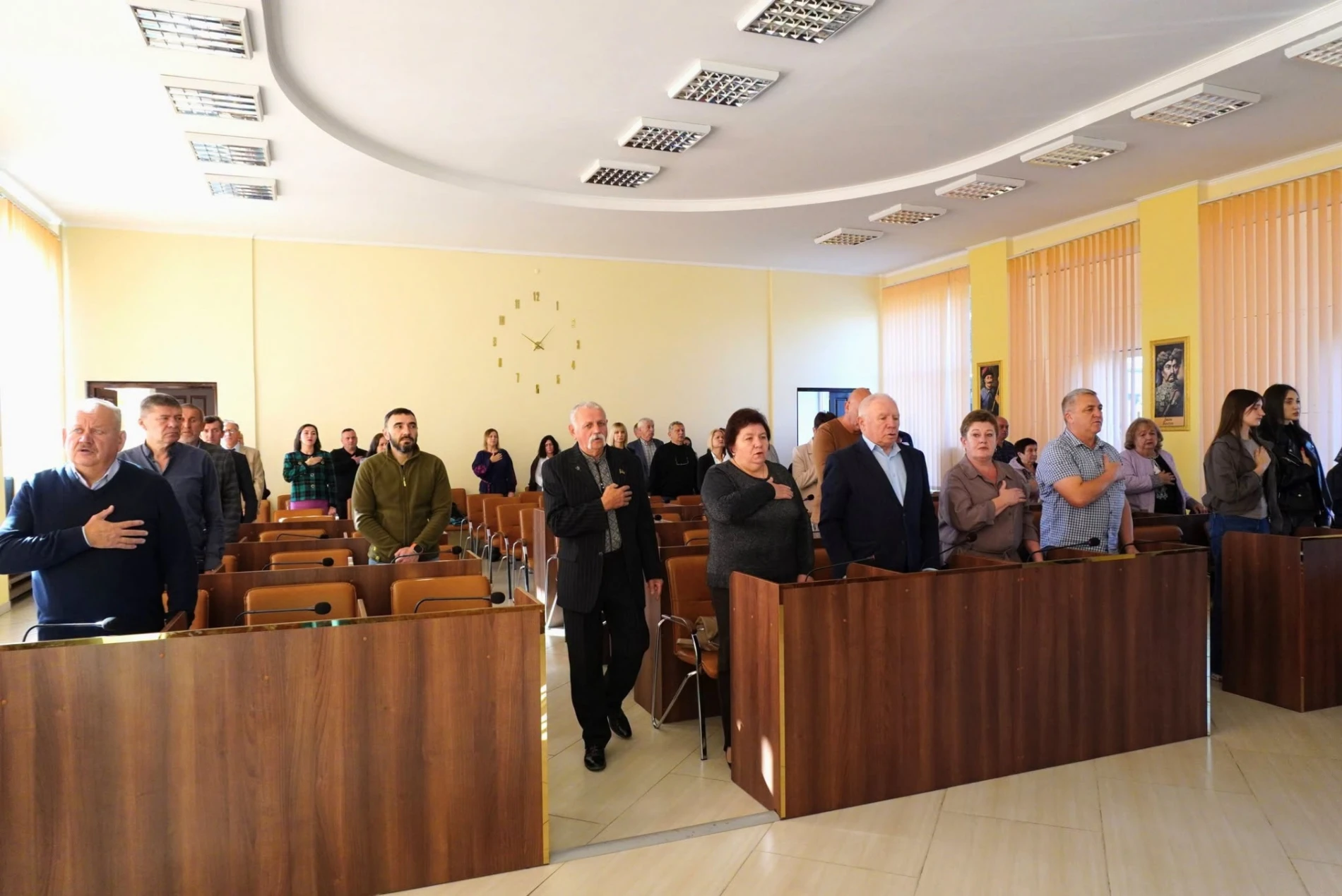 На черговій сесії Славутської міської ради вшанували Героїв