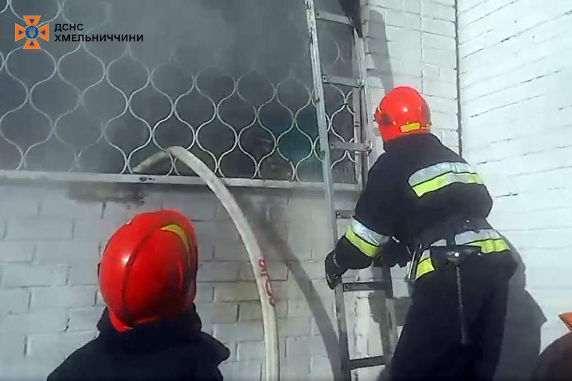 На Шепетівщині під час ліквідації пожежі врятували двох людей