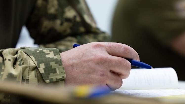 На Шепетівщині суд покарав підполковника ТЦК, який незаконно анулював чоловіку бронювання