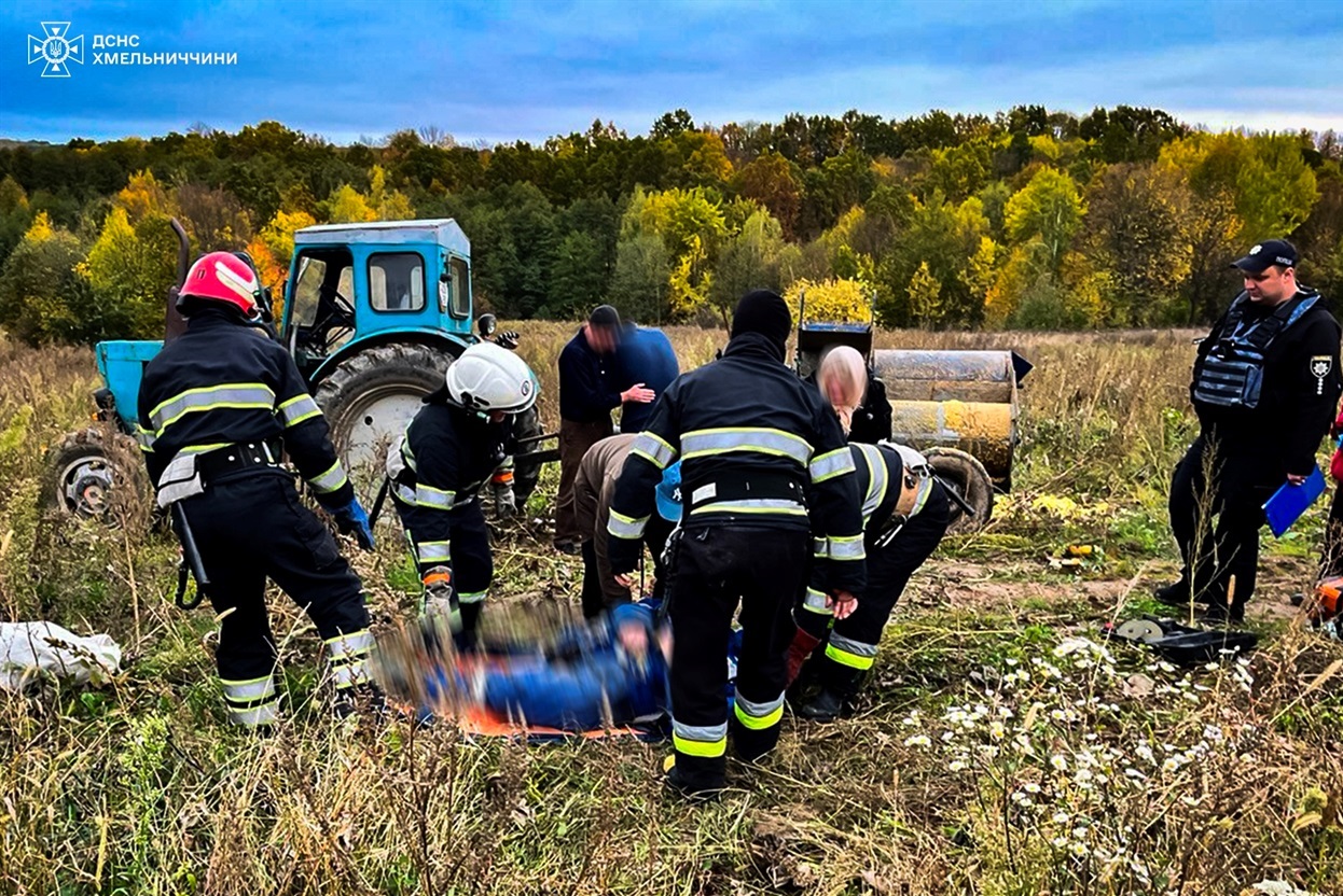 На Хмельниччині чоловіка затягнуло валом трактора