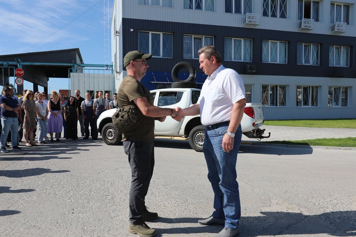 Авто для фронту: ХАЕС передала військовим «Mitsubishi L200»