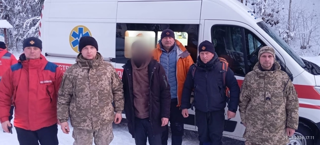 Прикордонники з рятувальниками знайшли у горах жителя Хмельниччини, який хотів потрапити за кордон