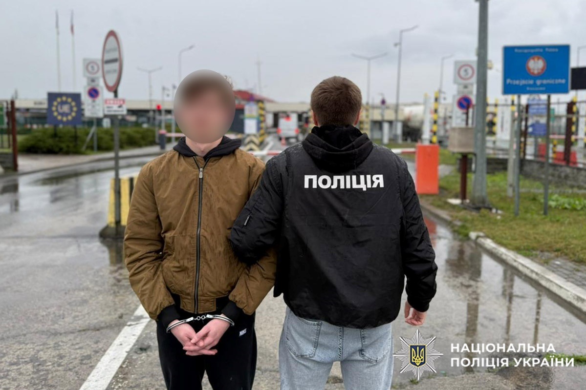 На Хмельниччину екстрадували чоловіка, який незаконно переправляв осіб через Державний кордон