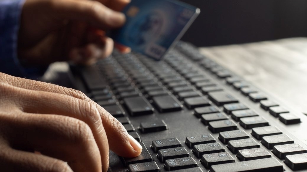 Мешканка Шепетівщини хотіла допомогти другу, а стала жертвою шахраїв