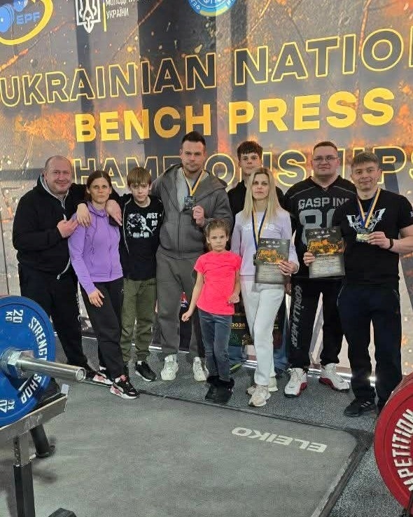 Родина Колосових із Нетішина – серед призерів Чемпіонату України з жиму лежачи