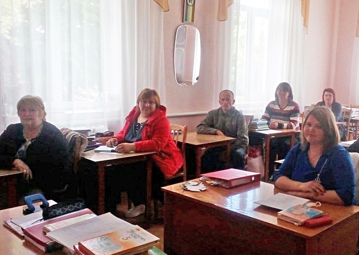 Йде заняття команди психолого-педагогічного супроводу у Лисиченському закладі освіти з фахівцем ІРЦ Мариною Самковською.