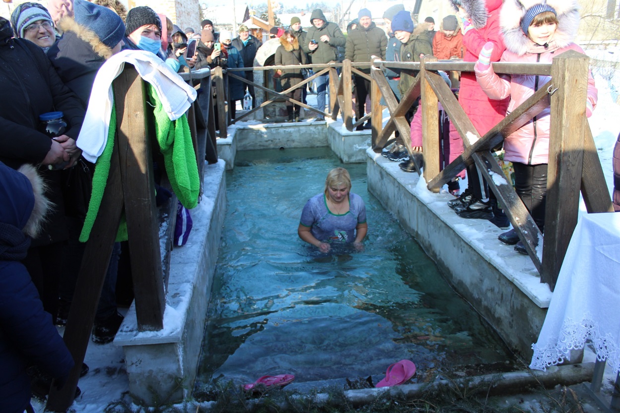 Традиційні купання на Водохреща біля каплички та джерела Покрови Пресвятої Богородиці в Поляні.