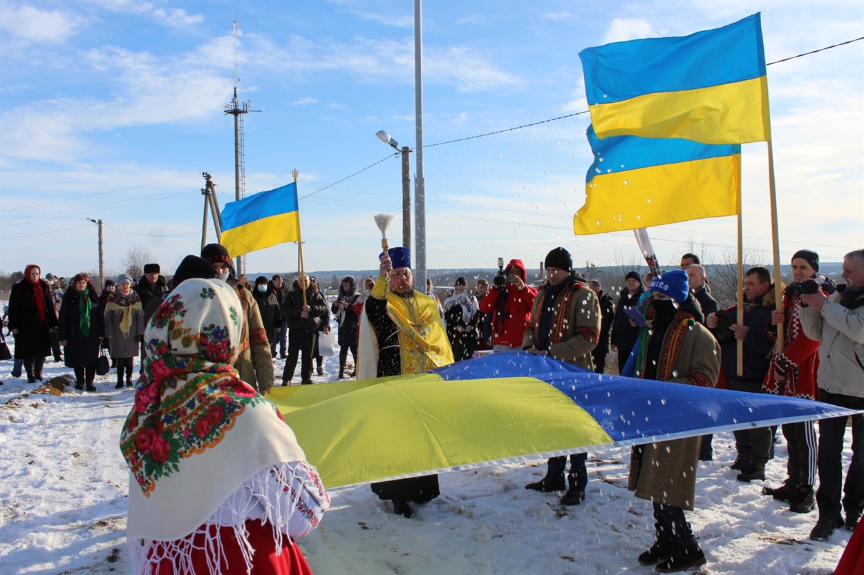На найвищому пагорбі с.Полянь жителі громади освятили місце, де буде споруджено храм ПЦУ.