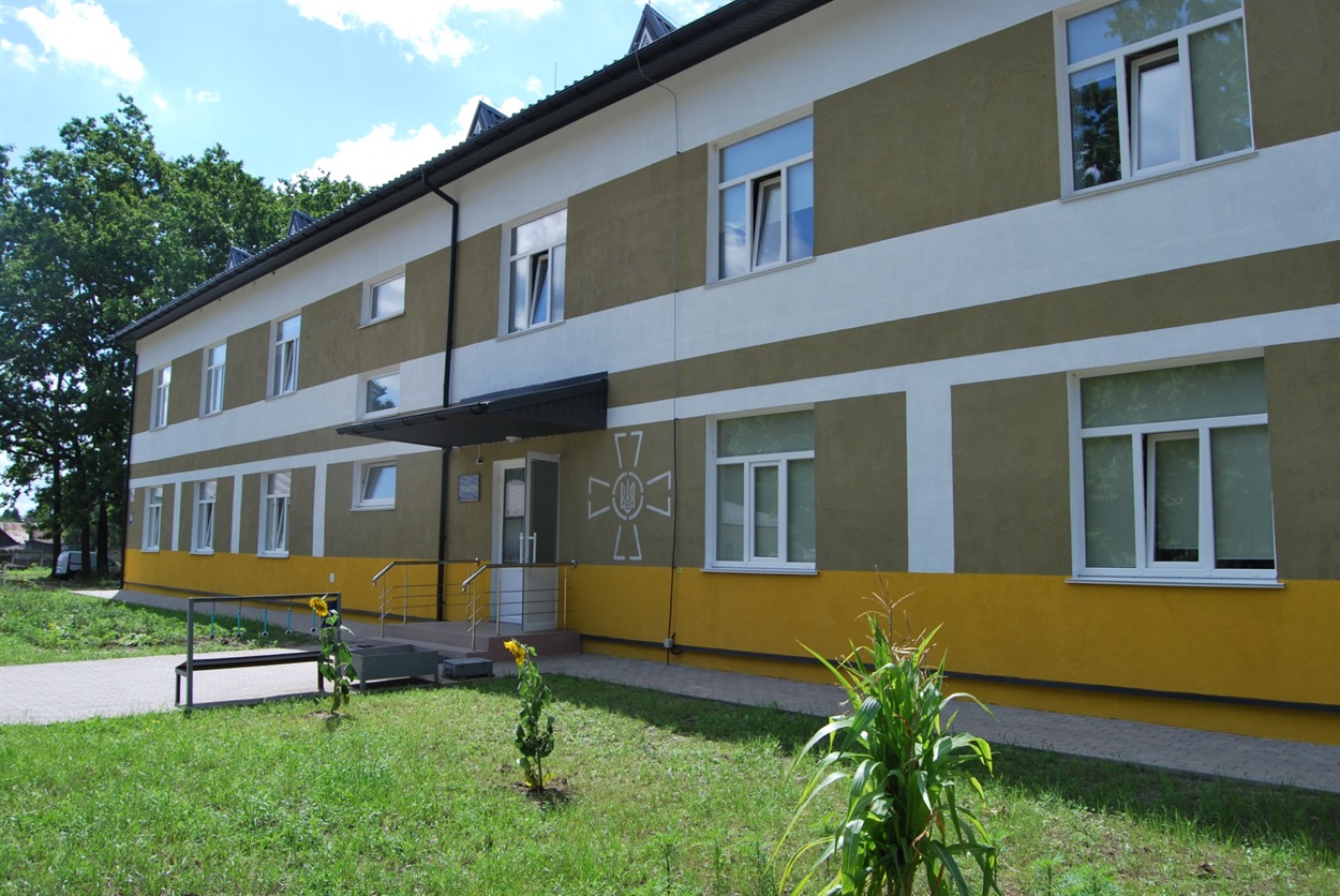 Кардинально оновилась у військовій частині казарма на 125 чоловік. Живуть тут нині військовики по 4 чоловіки в кімнаті, для них створено якнайкращі умови: є окремі душові кабінки, туалети, побутові приміщення, пральня тощо