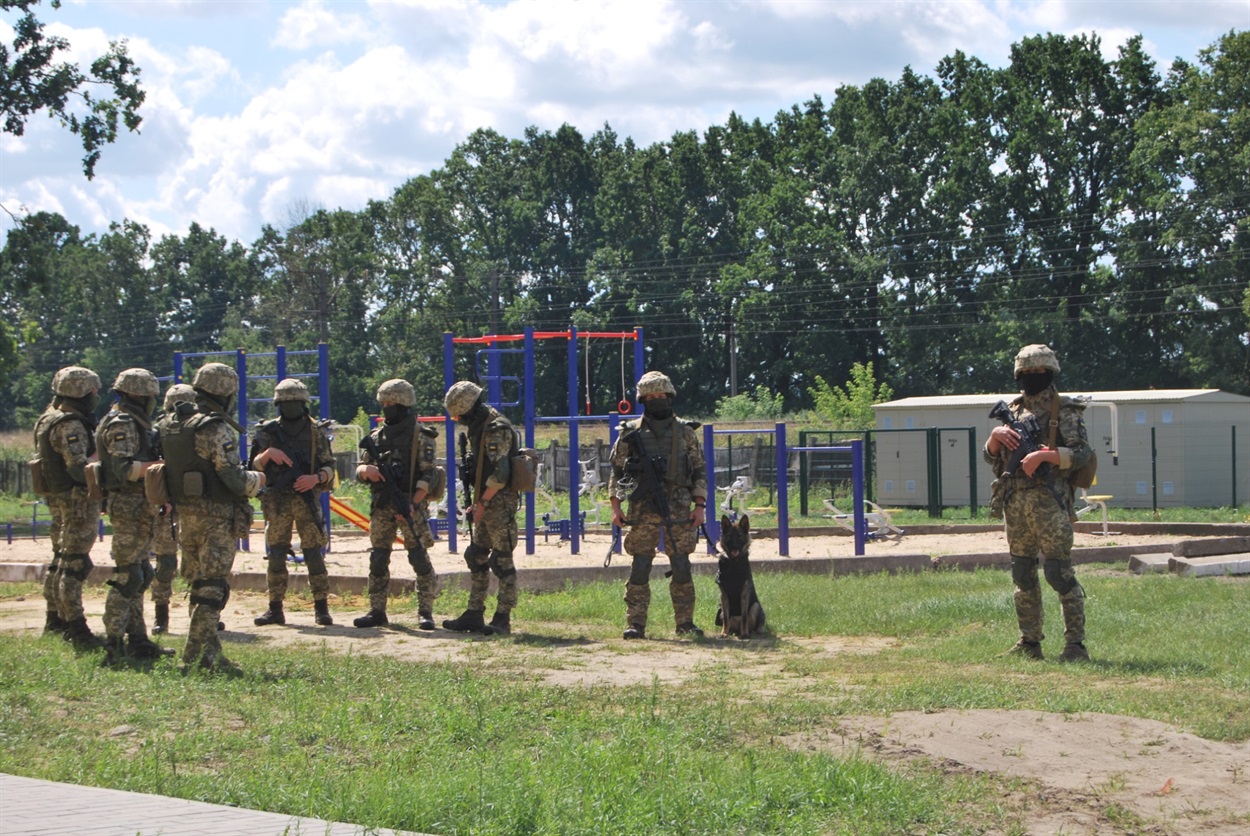 Контрдиверсійний підрозділ призначений для виявлення диверсійних груп на підступах до військової частини. Він укомплектований військовослужбовцями-контрактниками, близько 60% яких мають досвід ведення бойових дій та проходили службу в підрозділах Сил спеціальних операцій ЗС України і воєнної розвідки. На озброєнні групи - новітнє озброєння, що дає їй можливість виконувати завдання в умовах обмеженої видимості та протидіяти безпілотникам. А ще - штурмовий собака Гера.