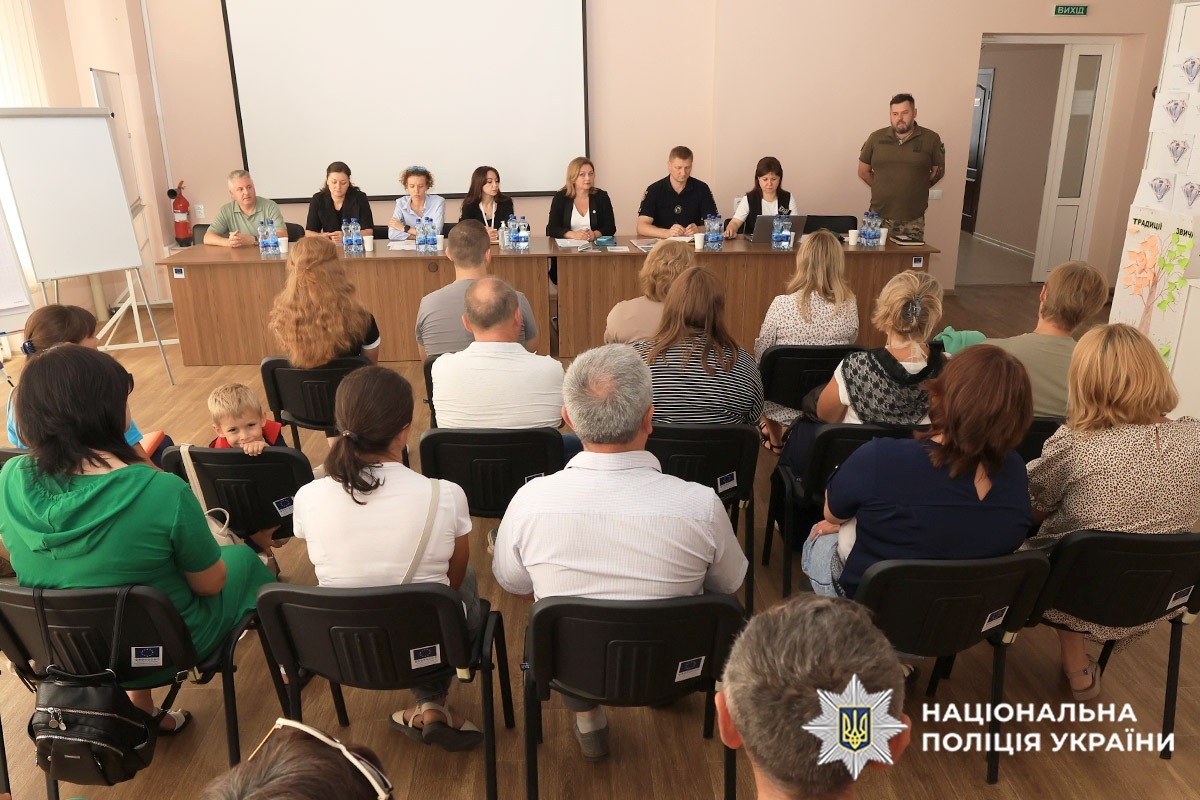 У Хмельницькому представник поліції зустрівся з родинами зниклих військовослужбовців