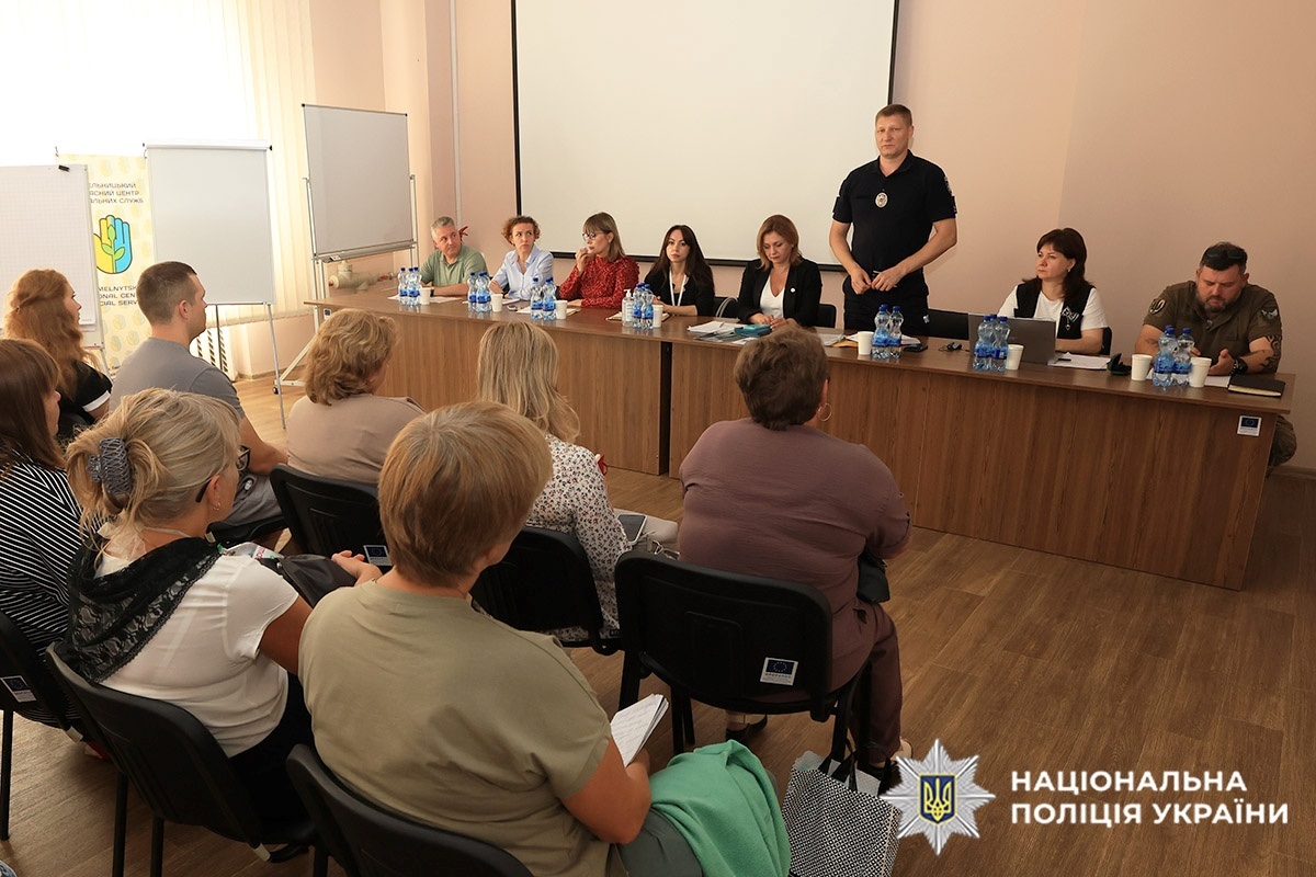 У Хмельницькому представник поліції зустрівся з родинами зниклих військовослужбовців