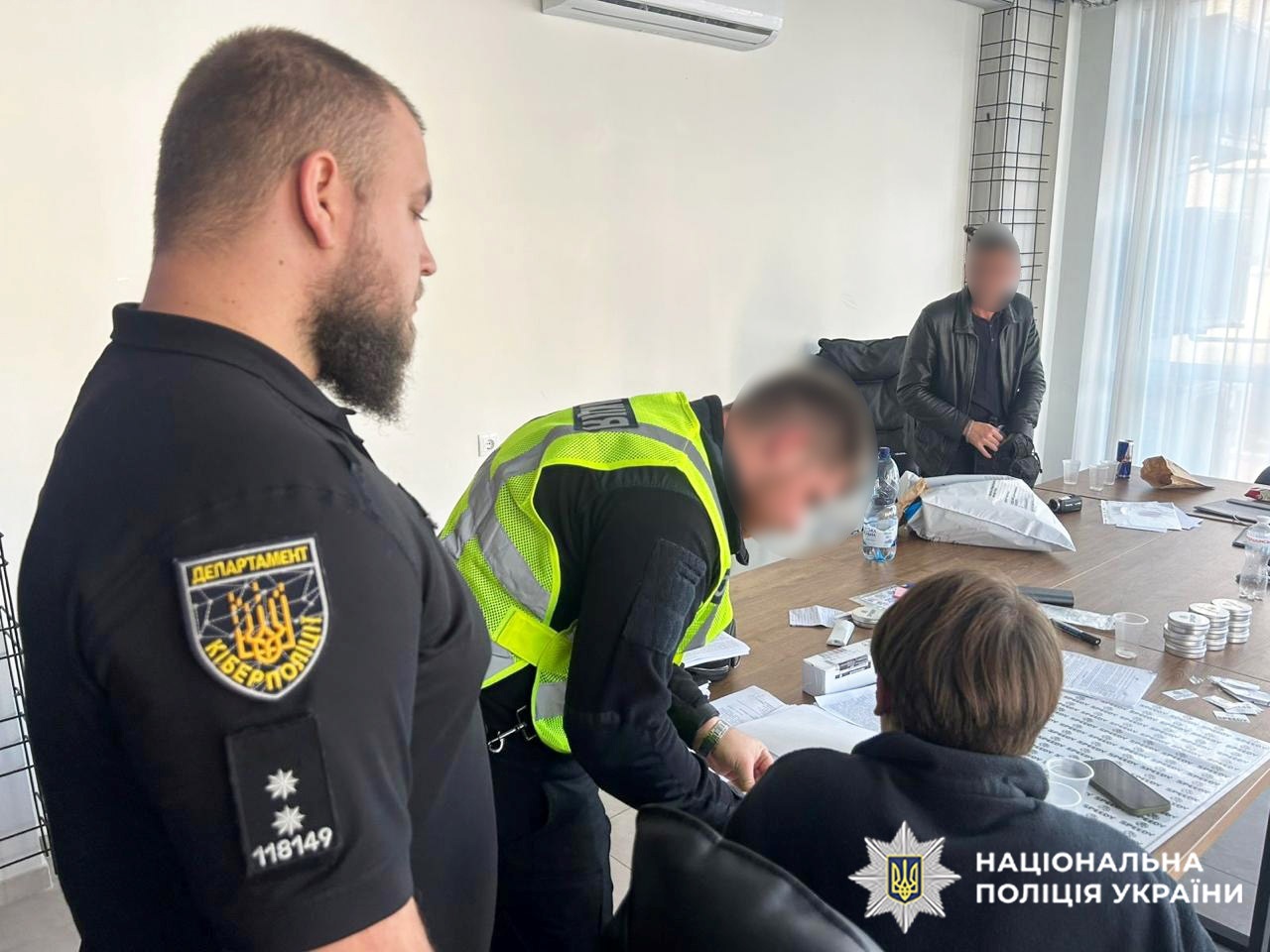 На Хмельниччині викрили шахраїв, які створили масштабну криптовалютну схему