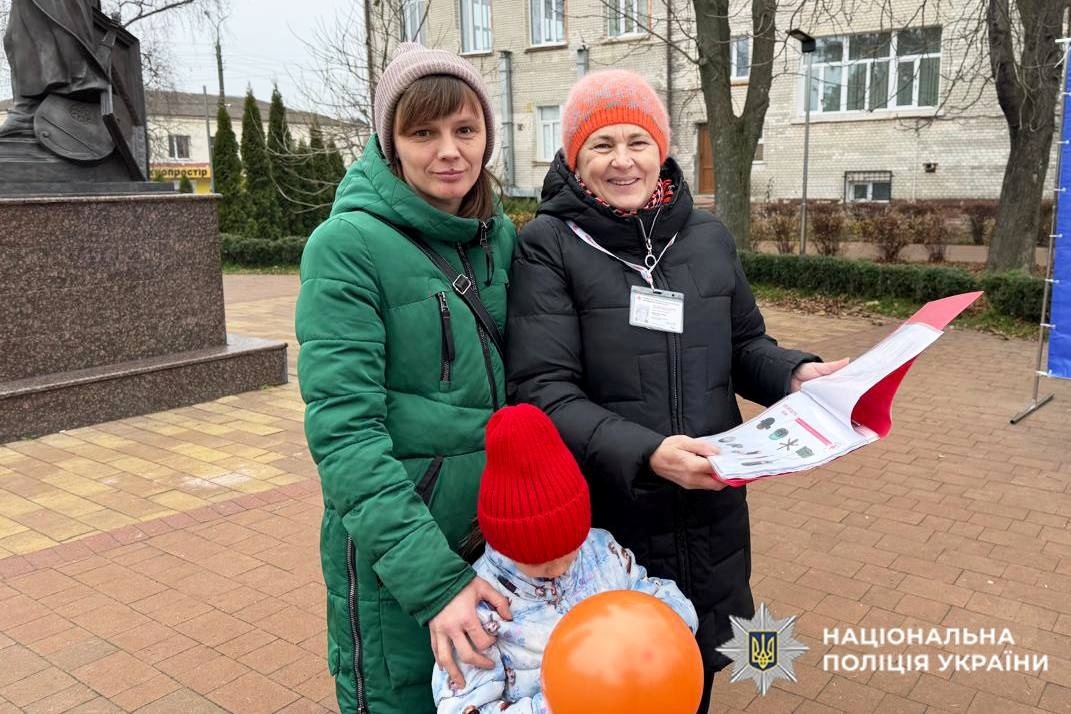 У Славуті поліцейські розповідали перехожим про способи подолання насильства