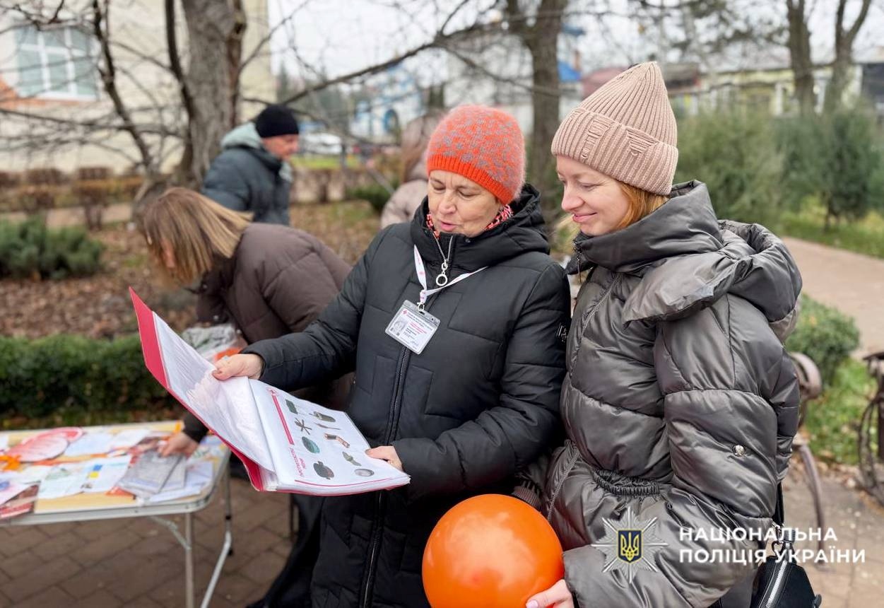 У Славуті поліцейські розповідали перехожим про способи подолання насильства