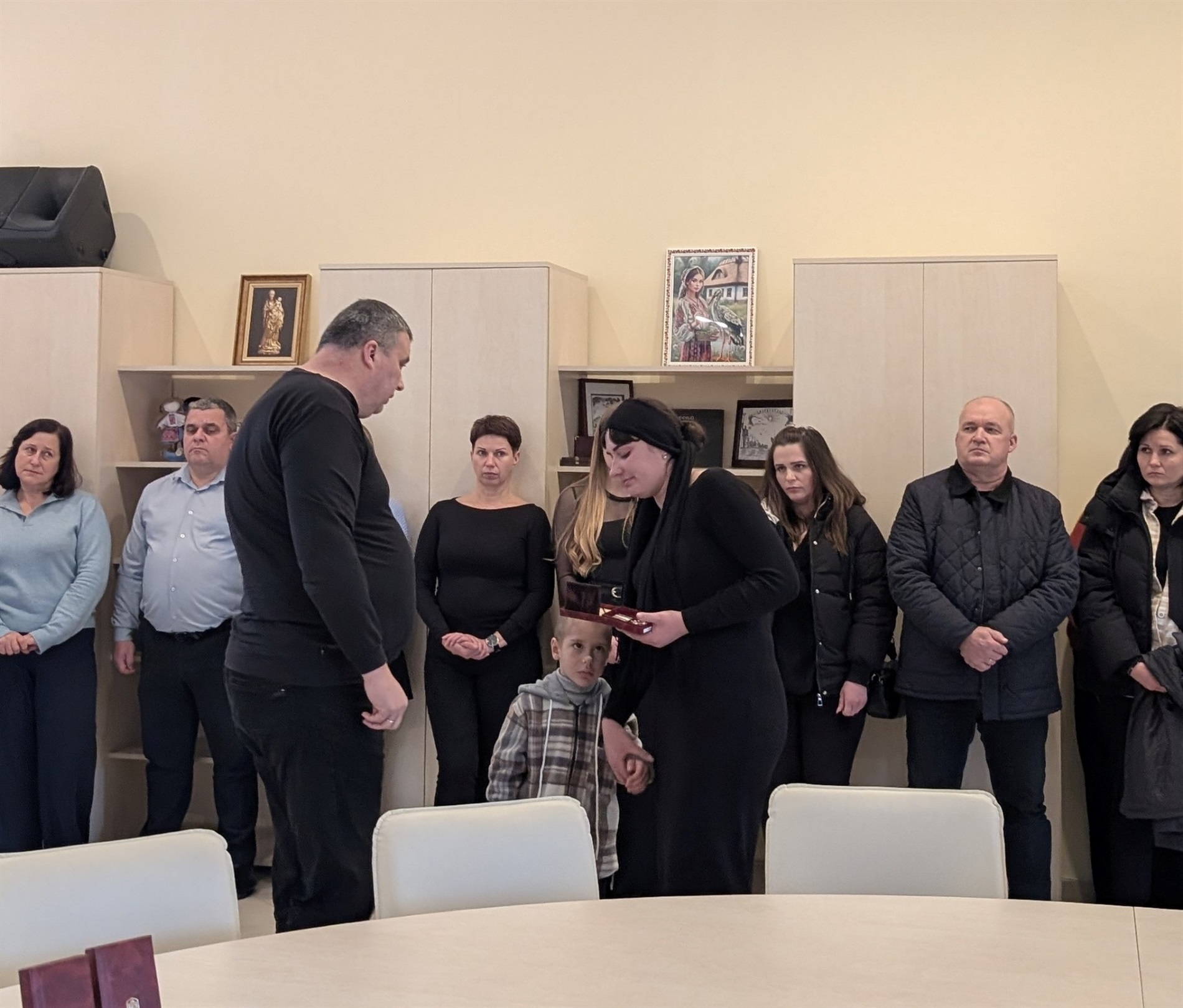 Світла пам’ять Героям: рідним полеглих воїнів передали державні нагороди