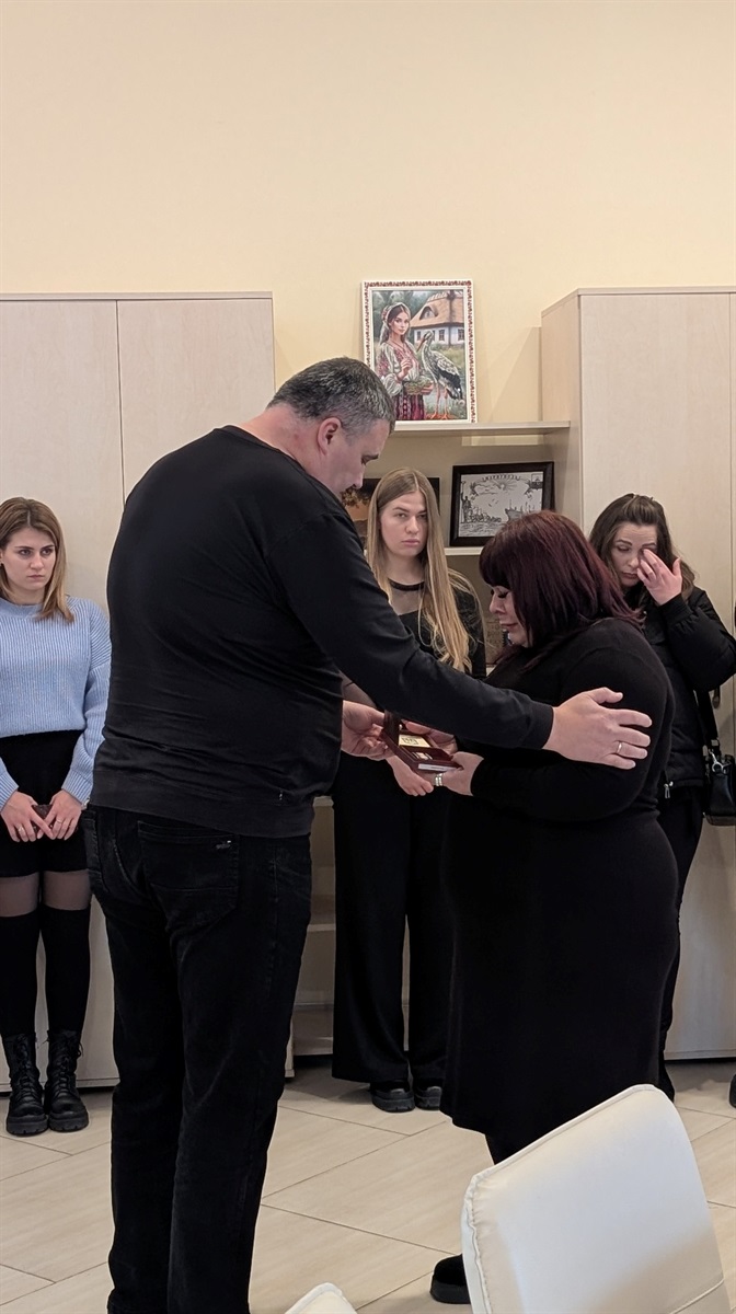 Світла пам’ять Героям: рідним полеглих воїнів передали державні нагороди