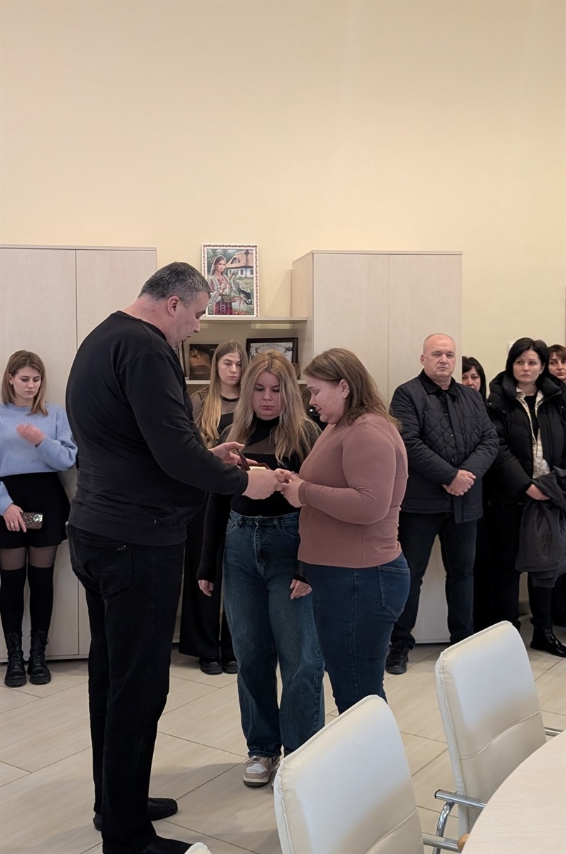 Світла пам’ять Героям: рідним полеглих воїнів передали державні нагороди