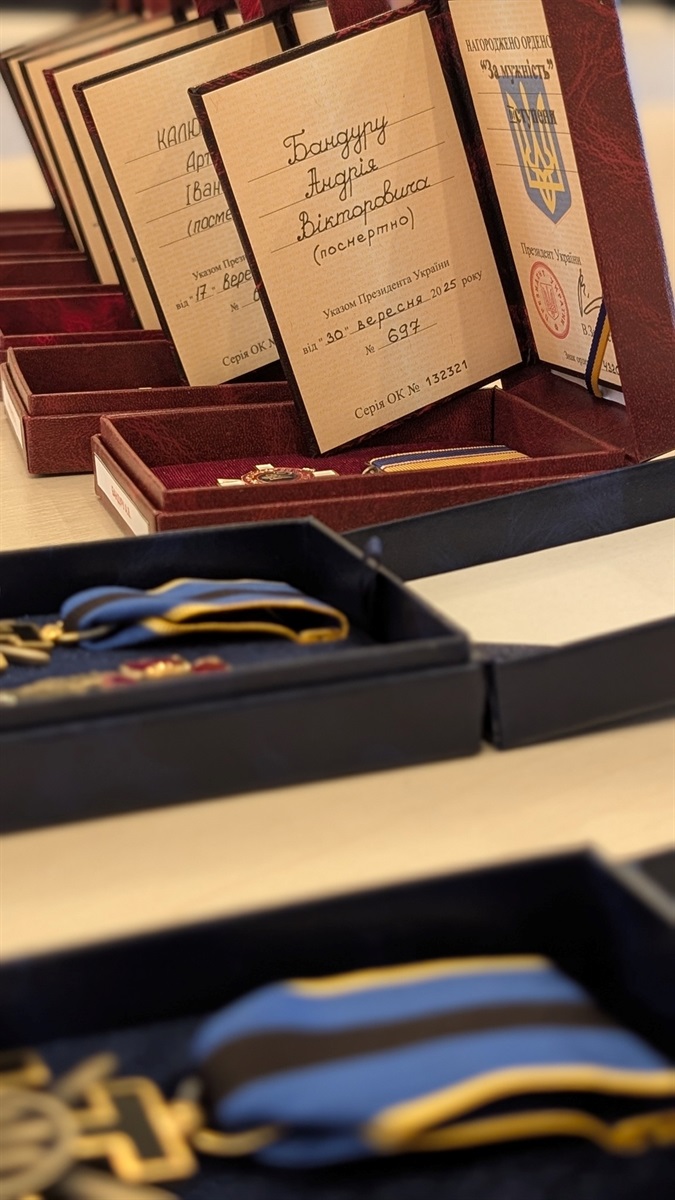 Світла пам’ять Героям: рідним полеглих воїнів передали державні нагороди