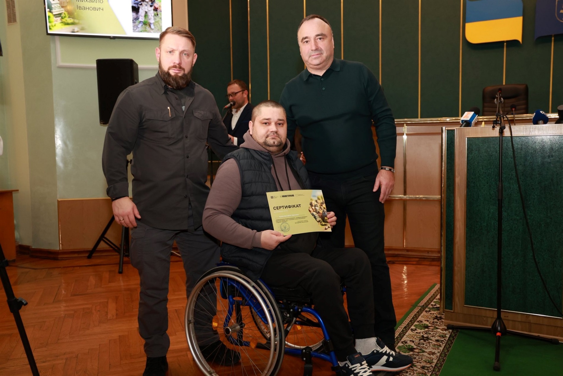 На Хмельниччині вручили сертифікати на придбання житла захисникам, а також рідним полеглих воїнів