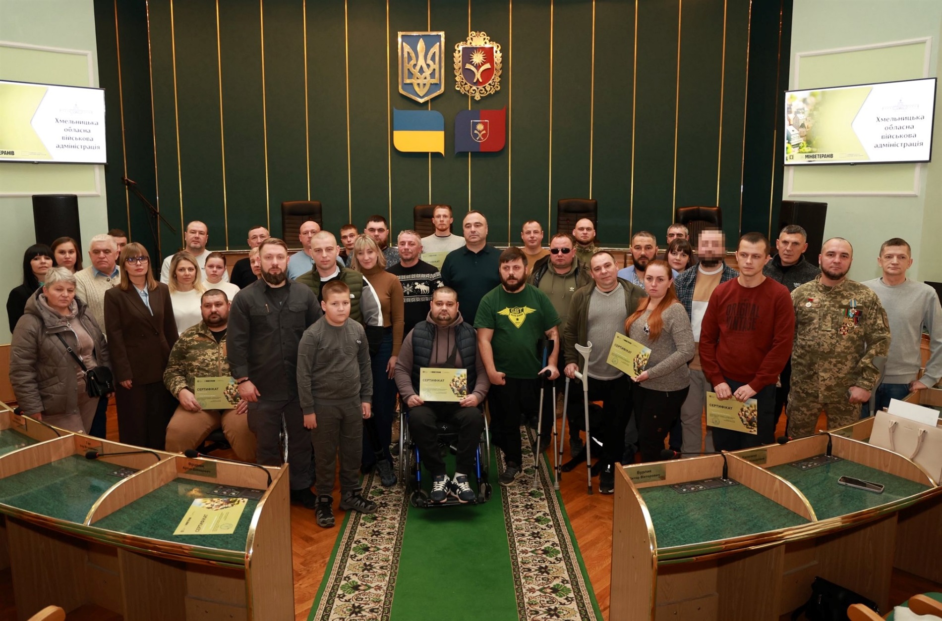 На Хмельниччині вручили сертифікати на придбання житла захисникам, а також рідним полеглих воїнів