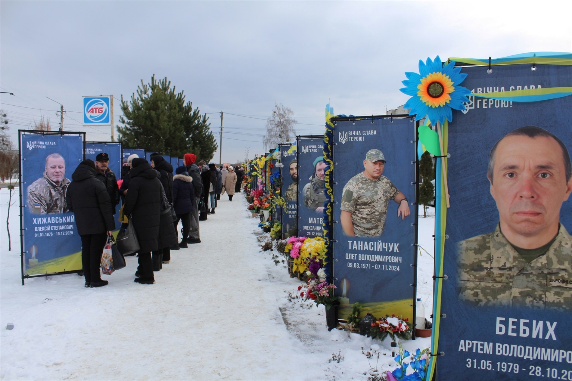 На Алеї Пам’яті «Наші Герої» встановили додаткові світлини Героїв-захисників