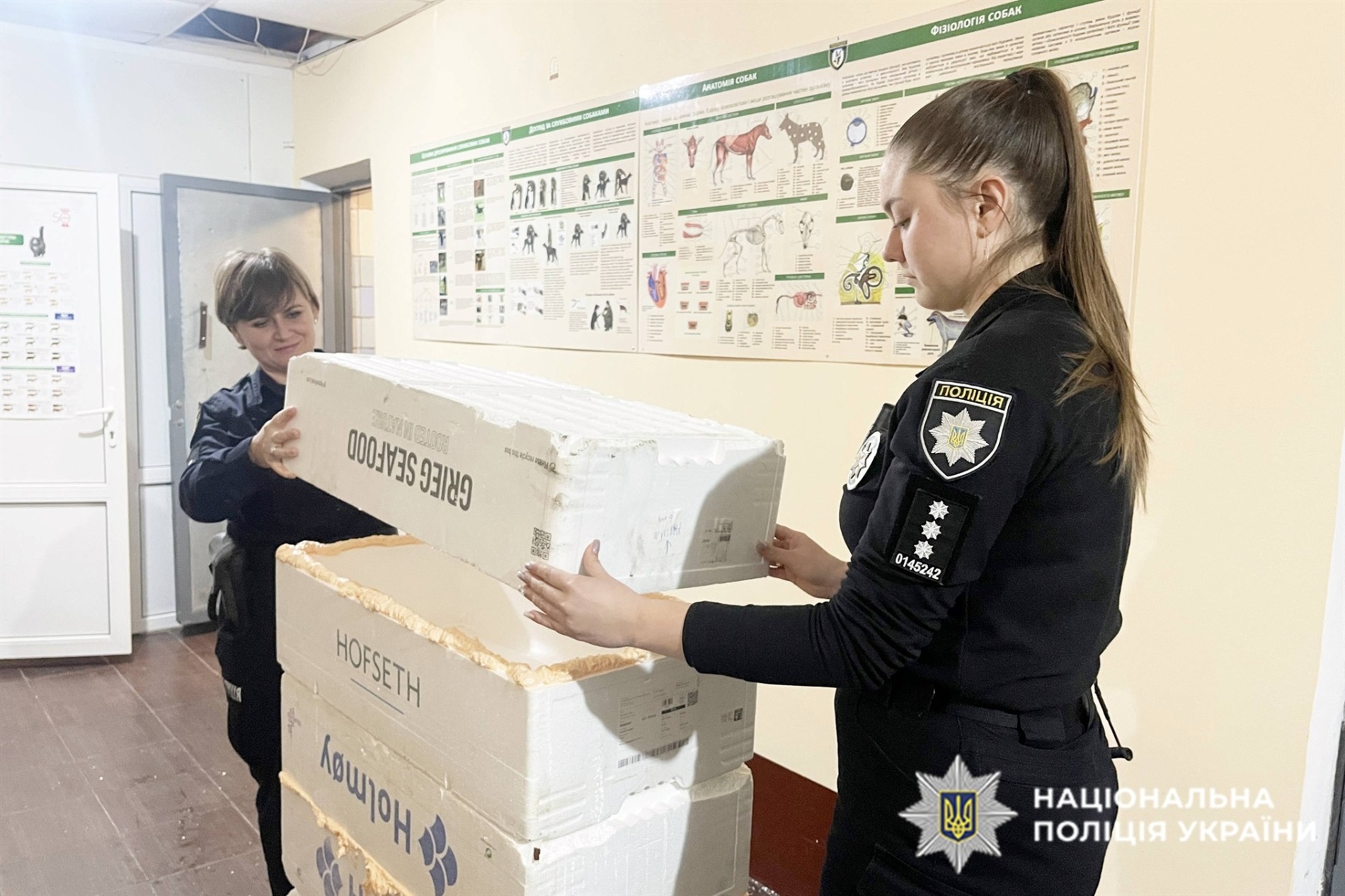 Офіцери Служби Освітньої Безпеки, кінологи та школярі об'єднались в допомозі бездомним тваринам