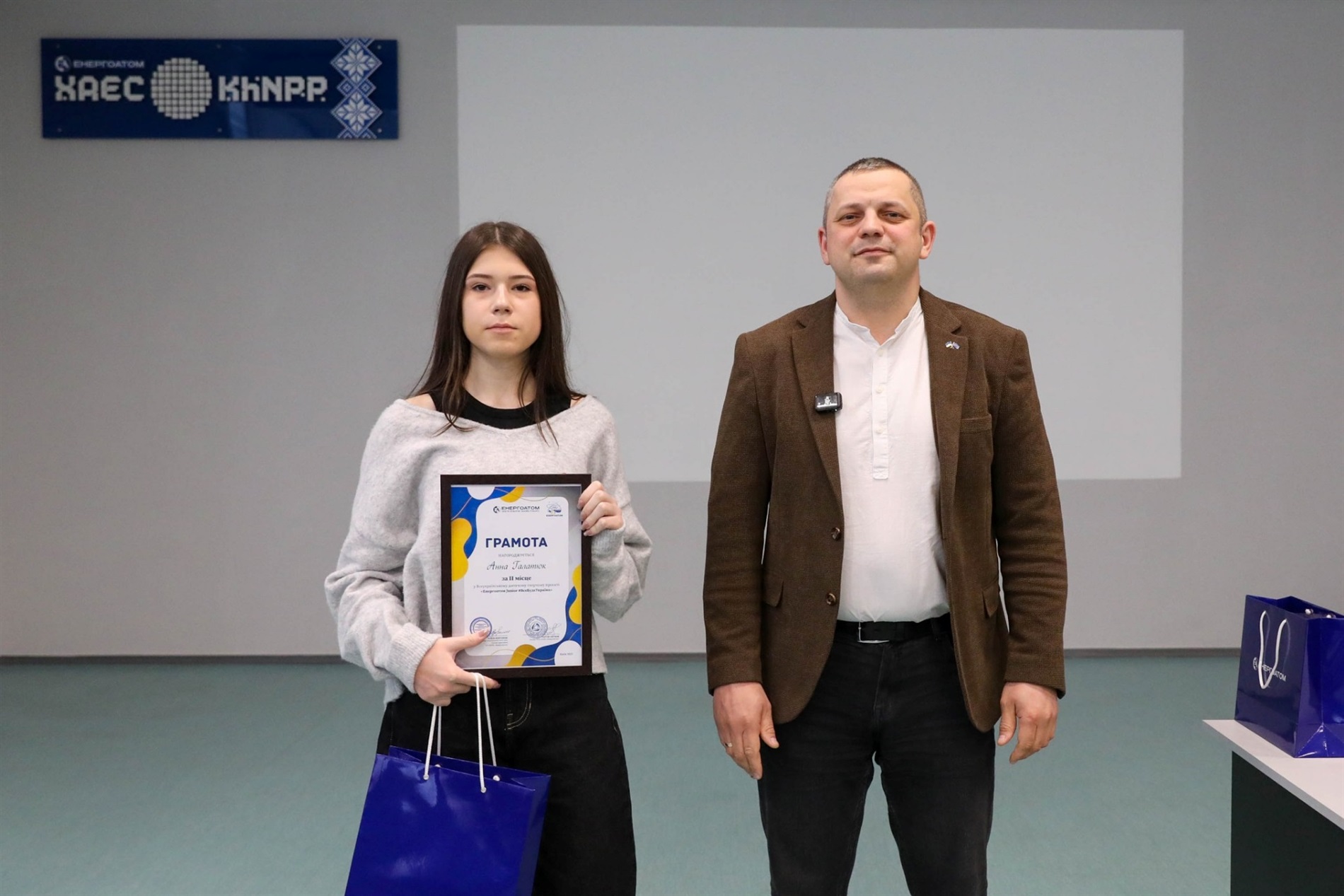 На Хмельницькій АЕС нагородили учасників творчого проєкту «Все буде Україна»