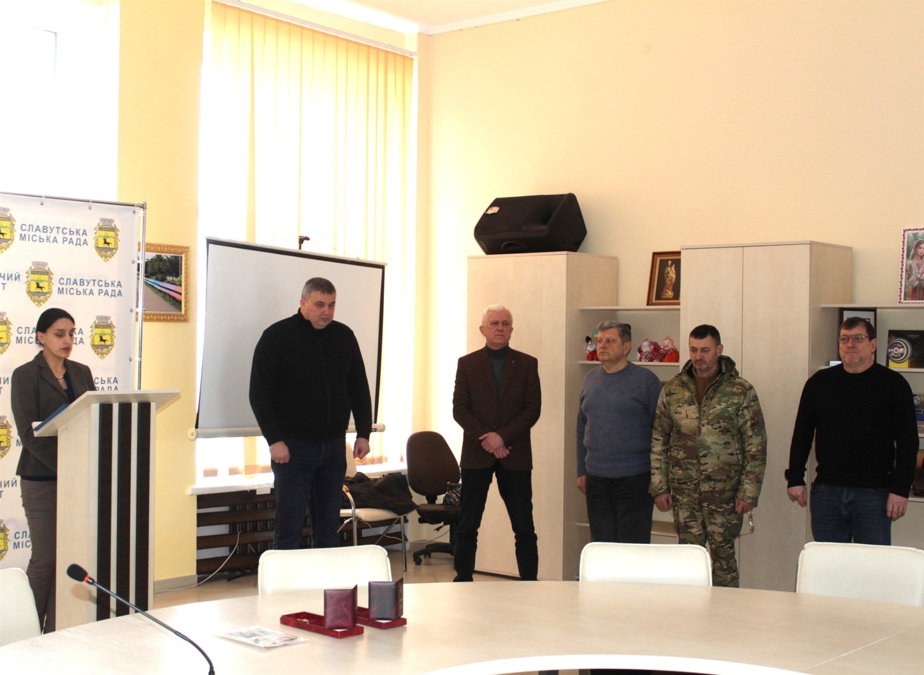 У Славуті вшанували загиблих захисників України та нагородили воїна, який пів року був у полоні