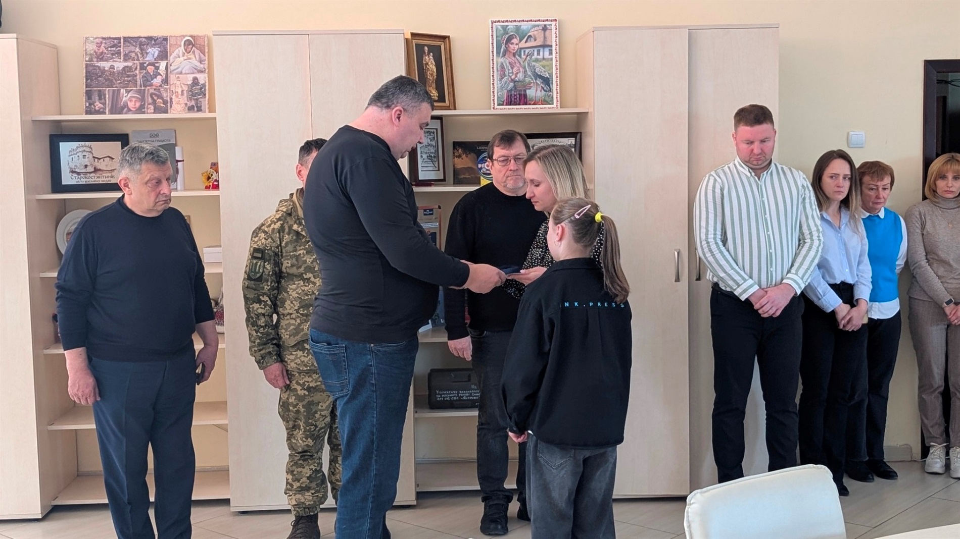 У Славуті вручили посмертні нагороди рідним воїнів, які загинули, захищаючи Україну