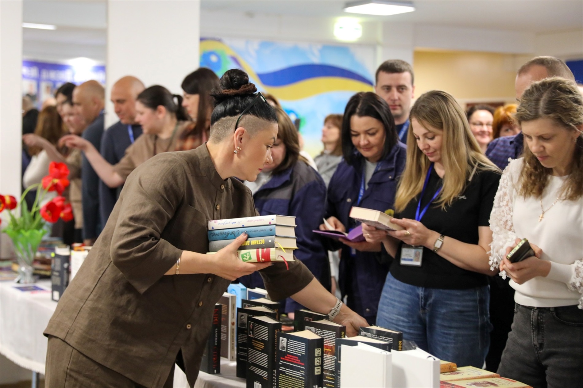 На Хмельницькій АЕС відбувся благодійний книжковий захід на підтримку ЗСУ