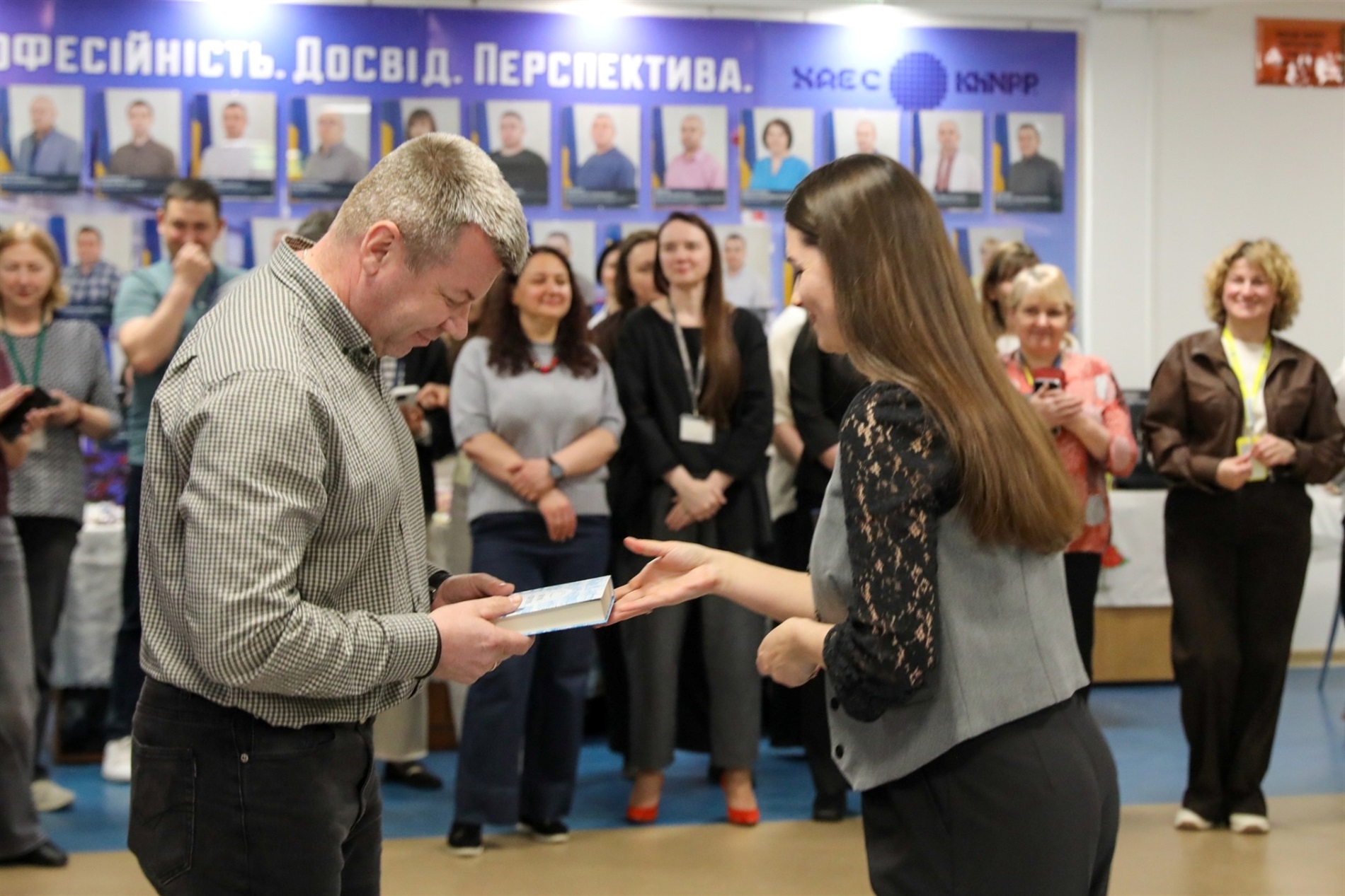 На Хмельницькій АЕС відбувся благодійний книжковий захід на підтримку ЗСУ