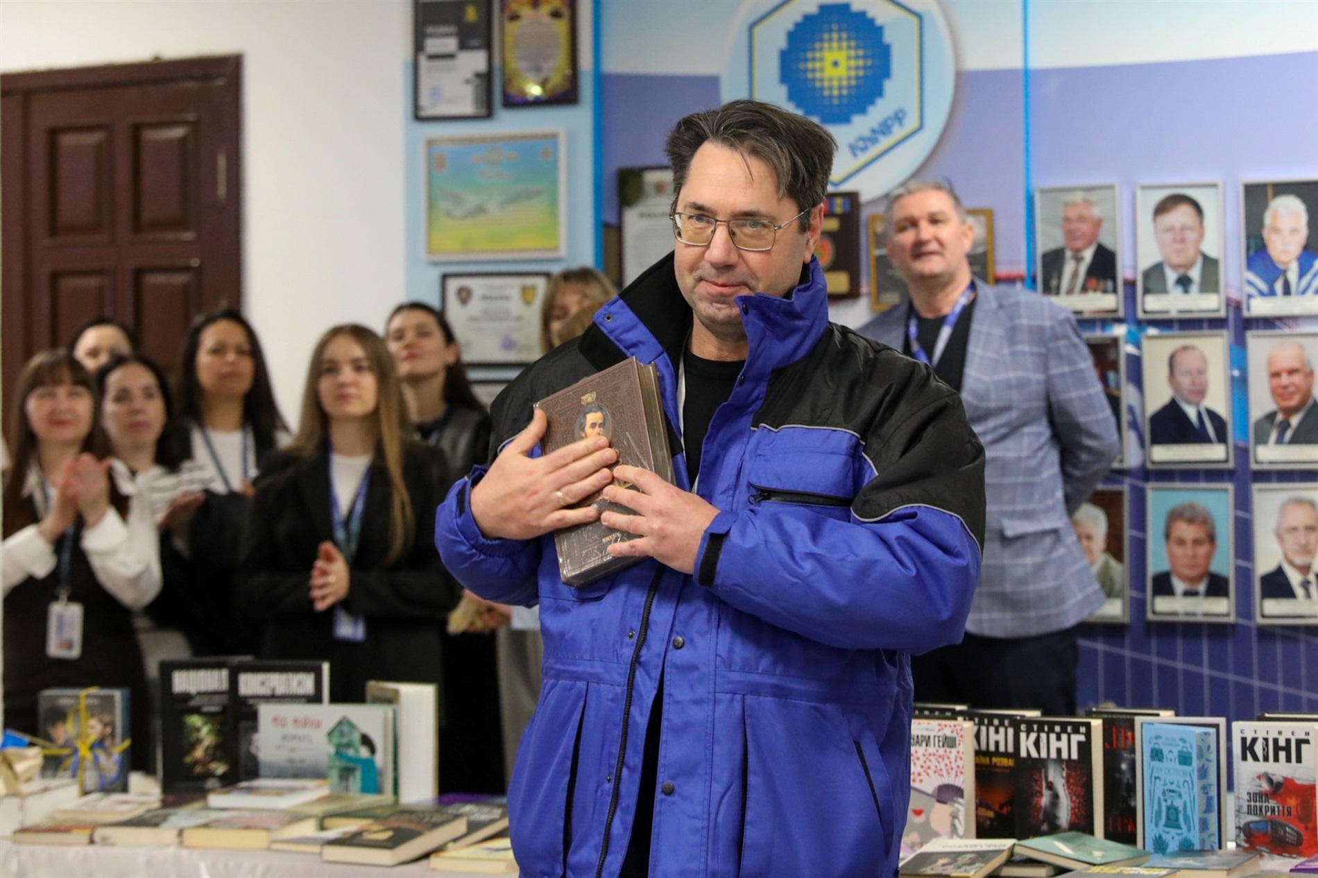 На Хмельницькій АЕС відбувся благодійний книжковий захід на підтримку ЗСУ