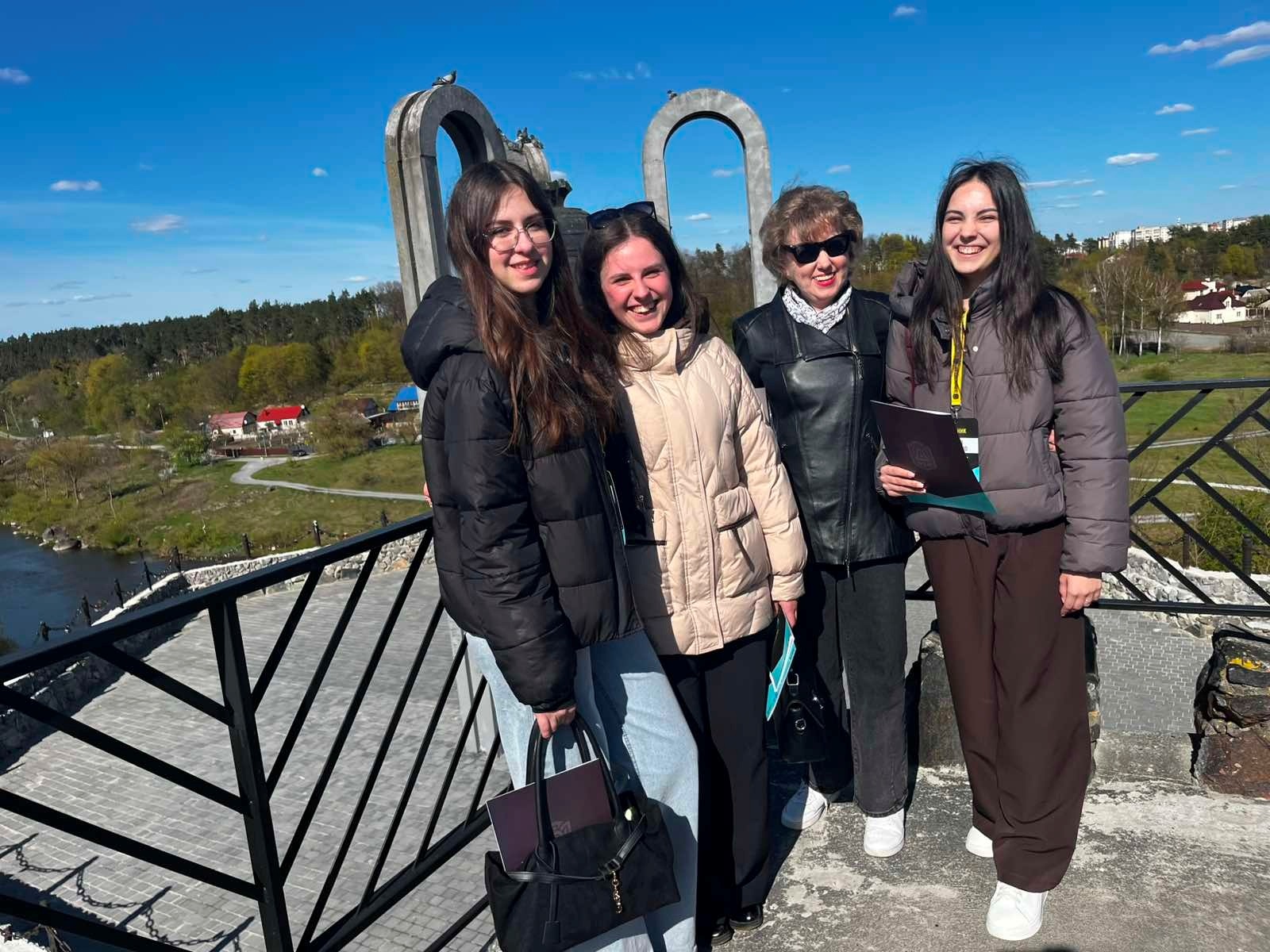 Славутські ліцеїстки гідно представили громаду на Всеукраїнському чемпіонаті з дебатів