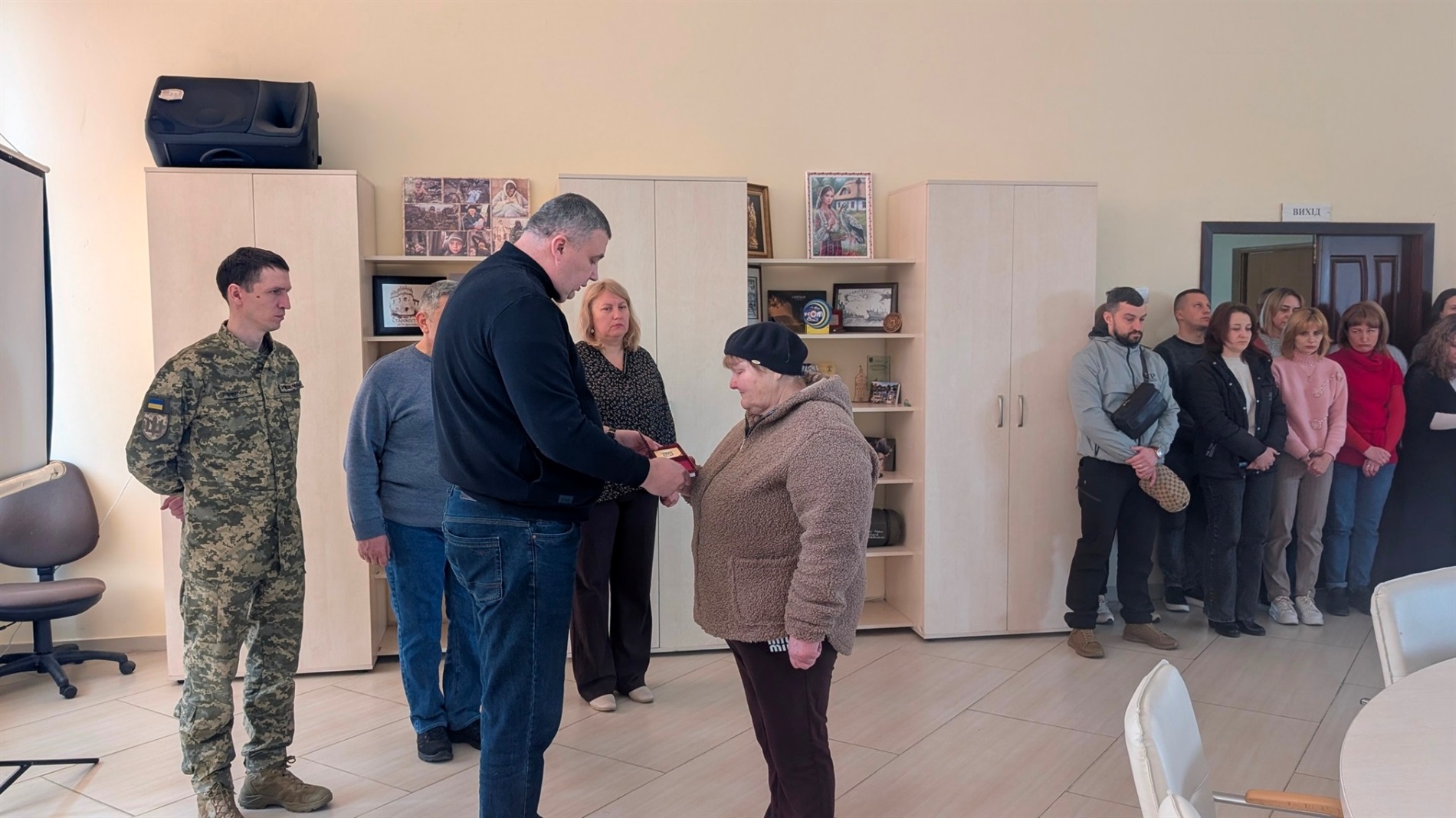 У Славуті рідним полеглих воїнів передали державні нагороди