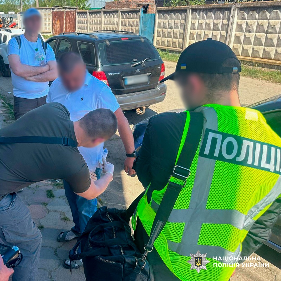 На Хмельниччині затримали двох зловмисників, які торгували військовими посадами