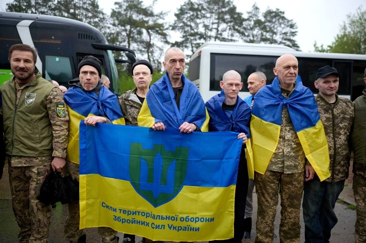 Україна повернула 205 Захисників у першому етапі обміну 