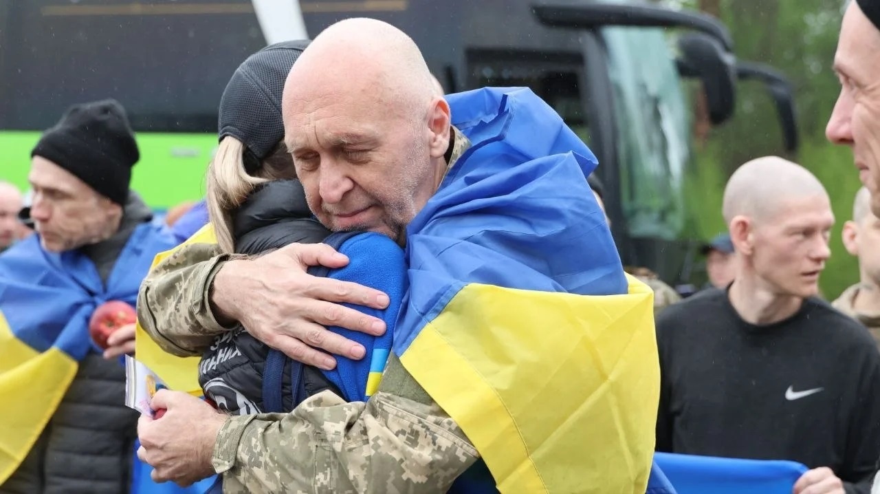 Україна повернула 205 Захисників у першому етапі обміну 