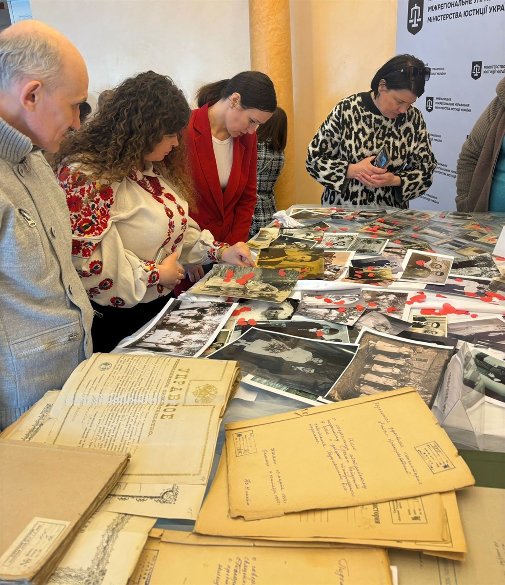 На Хмельниччині презентували новостворений фонд Державного архіву області весільних фотографій