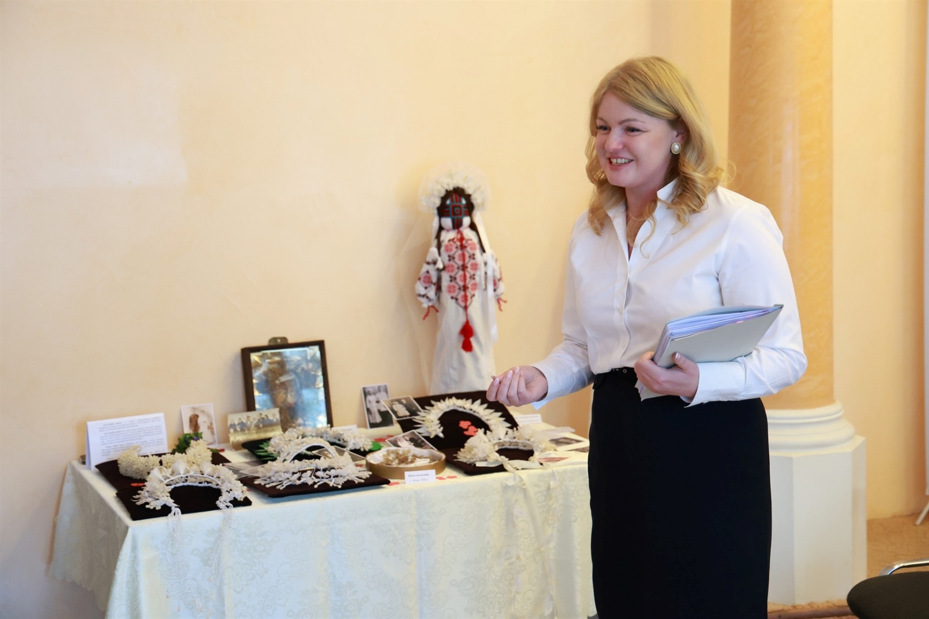 На Хмельниччині презентували новостворений фонд Державного архіву області весільних фотографій