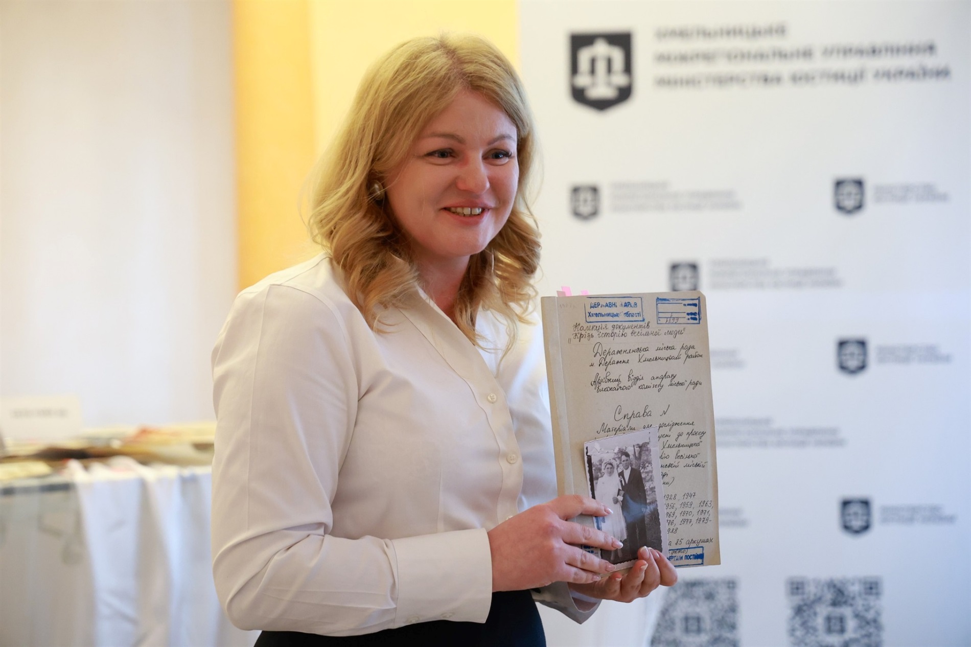 На Хмельниччині презентували новостворений фонд Державного архіву області весільних фотографій