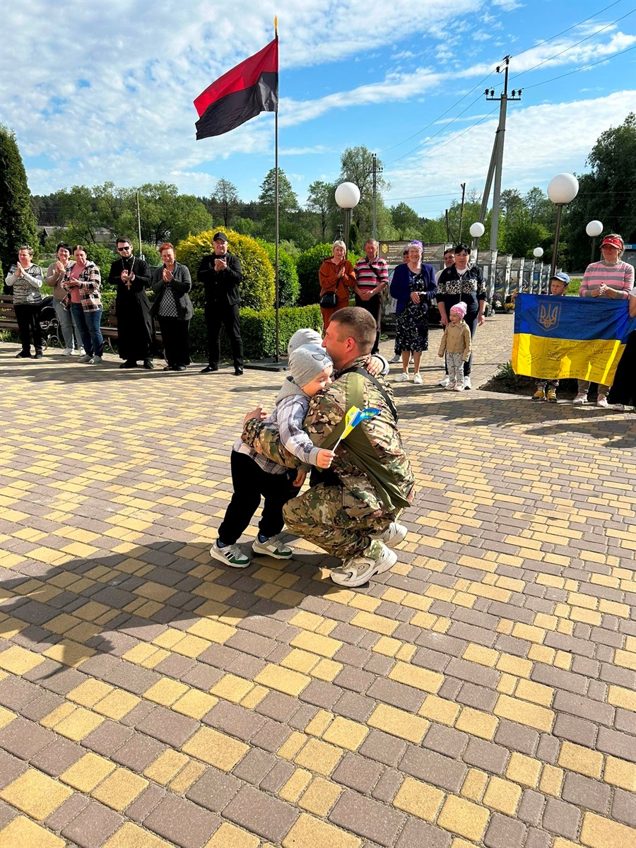 Довгоочікуване повернення: у Крупецькій громаді зустріли воїна Федора Рая