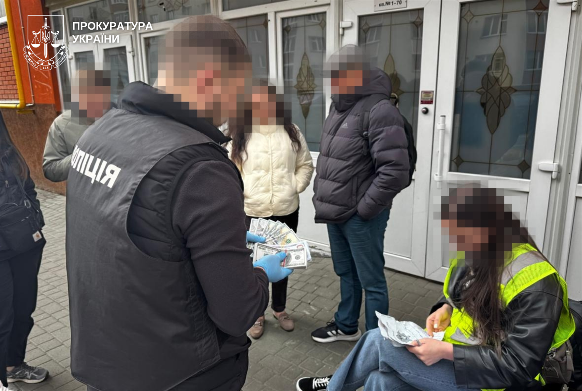 Жительку Хмельниччини затримали за переправлення ухилянтів та вирощування конопель